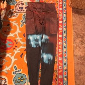 Elastic waist leggings with side pockets